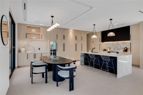 Casa en venta en Miami, Florida, 5 dormitorios, 391.12 m2 № 2057335 - foto 2