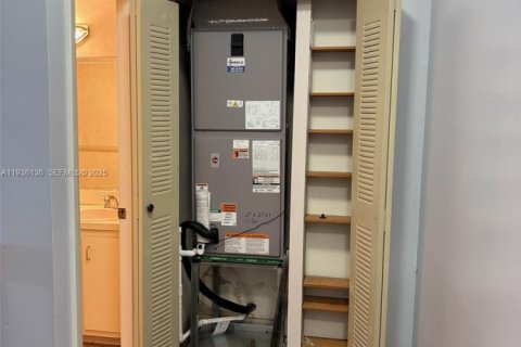 Townhouse in Hialeah, Florida 4 bedrooms, 159.79 sq.m. № 1994793 - photo 10