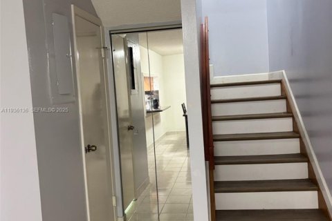 Townhouse in Hialeah, Florida 4 bedrooms, 159.79 sq.m. № 1994793 - photo 21