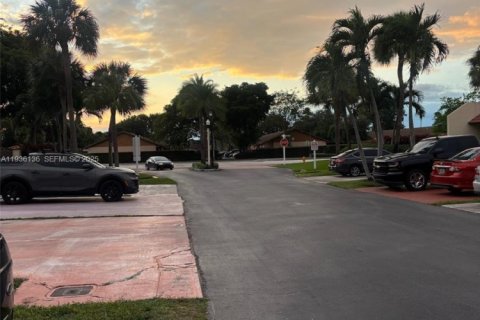 Townhouse in Hialeah, Florida 4 bedrooms, 159.79 sq.m. № 1994793 - photo 2