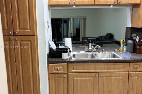 Townhouse in Hialeah, Florida 4 bedrooms, 159.79 sq.m. № 1994793 - photo 27