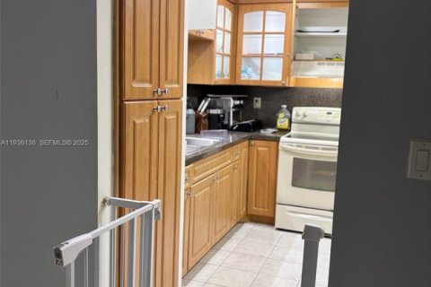 Townhouse in Hialeah, Florida 4 bedrooms, 159.79 sq.m. № 1994793 - photo 23