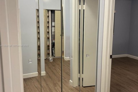 Townhouse in Hialeah, Florida 4 bedrooms, 159.79 sq.m. № 1994793 - photo 16