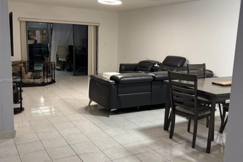 Townhouse in Hialeah, Florida 4 bedrooms, 159.79 sq.m. № 1994793 - photo 22