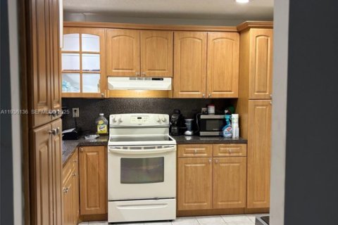 Townhouse in Hialeah, Florida 4 bedrooms, 159.79 sq.m. № 1994793 - photo 24