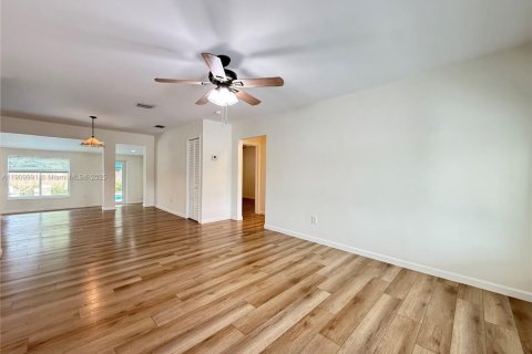 Villa ou maison à vendre à Miami, Floride: 3 chambres, 139.17 m2 № 1966239 - photo 2