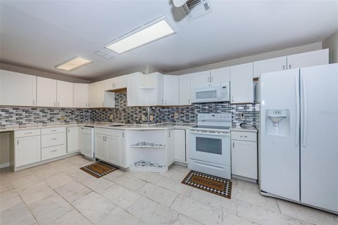 Villa ou maison à vendre à Largo, Floride: 5 chambres, 229.19 m2 № 2149864 - photo 2