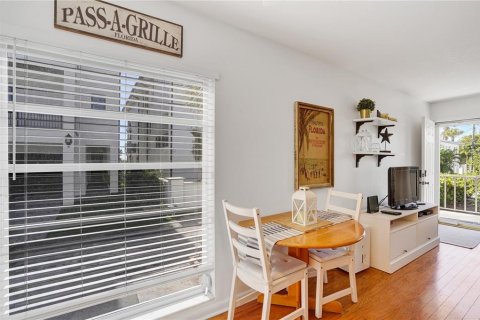Condo in Saint Pete Beach, Florida, 1 bedroom № 2236885 - photo 14