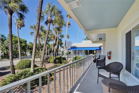 Condo in Saint Pete Beach, Florida, 1 bedroom № 2236885 - photo 28
