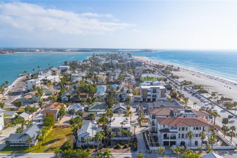 Condo in Saint Pete Beach, Florida, 1 bedroom № 2236885 - photo 2