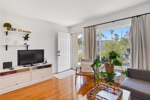 Condo in Saint Pete Beach, Florida, 1 bedroom № 2236885 - photo 12