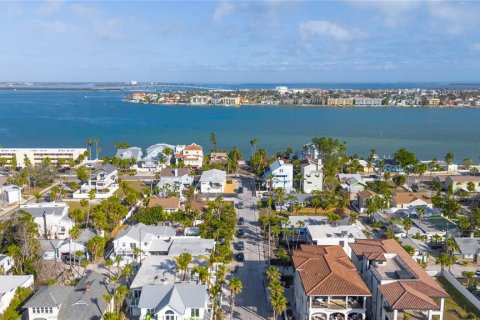 Condo in Saint Pete Beach, Florida, 1 bedroom № 2236885 - photo 8
