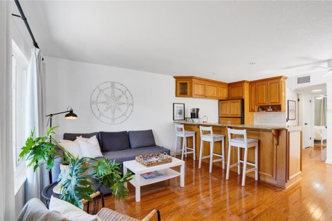 Condo in Saint Pete Beach, Florida, 1 bedroom № 2236885 - photo 10
