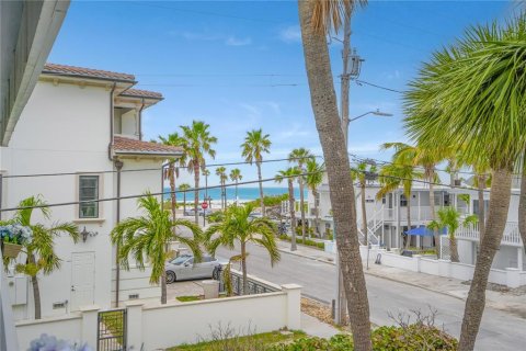 Condo in Saint Pete Beach, Florida, 1 bedroom № 2236885 - photo 6