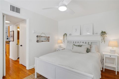 Condo in Saint Pete Beach, Florida, 1 bedroom № 2236885 - photo 21