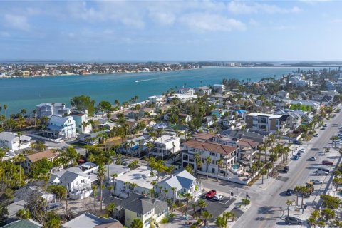Condo in Saint Pete Beach, Florida, 1 bedroom № 2236885 - photo 9