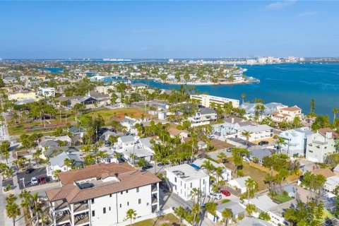 Condo in Saint Pete Beach, Florida, 1 bedroom № 2236885 - photo 7