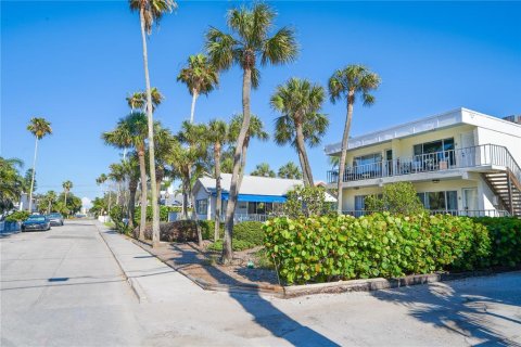 Condo in Saint Pete Beach, Florida, 1 bedroom № 2236885 - photo 3
