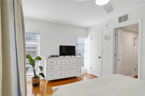 Condo in Saint Pete Beach, Florida, 1 bedroom № 2236885 - photo 22