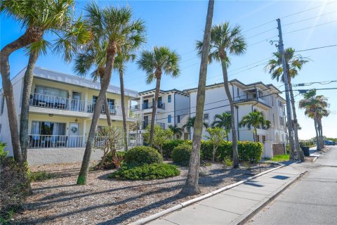 Condo in Saint Pete Beach, Florida, 1 bedroom № 2236885 - photo 5