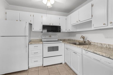 Condo in Sun City Center, Florida, 1 bedroom  № 2234179 - photo 12