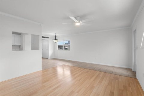 Condo in Sun City Center, Florida, 1 bedroom  № 2234179 - photo 8