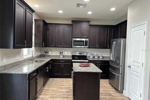 House in Tampa, Florida 4 bedrooms, 199.18 sq.m. № 2237940 - photo 2