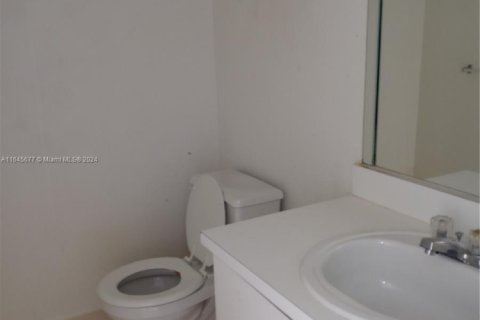 Condo in Hialeah, Florida, 2 bedrooms  № 1787259 - photo 12
