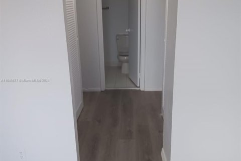 Condo in Hialeah, Florida, 2 bedrooms  № 1787259 - photo 9
