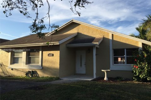 House in Homestead, Florida 4 bedrooms, 147.34 sq.m. № 1790229 - photo 1