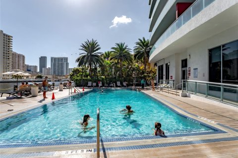 Condominio en venta en Hallandale Beach, Florida, 2 dormitorios, 95.69 m2 № 1887335 - foto 18