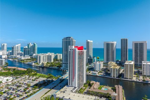 Condominio en venta en Hallandale Beach, Florida, 2 dormitorios, 95.69 m2 № 1887335 - foto 1