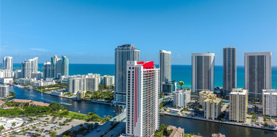 Condominio en Hallandale Beach, Florida, 2 dormitorios № 1887335