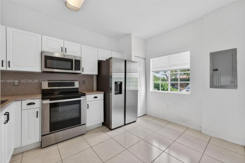 Touwnhouse à vendre à Tamarac, Floride: 2 chambres, 117.8 m2 № 2066273 - photo 4