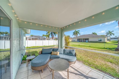House in Cape Coral, Florida 3 bedrooms, 132.11 sq.m. № 2186260 - photo 26