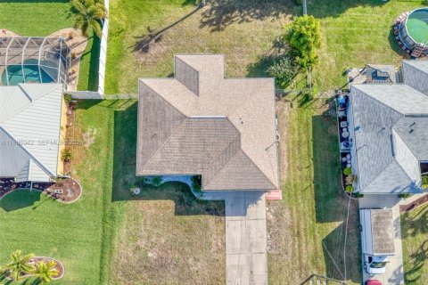 House in Cape Coral, Florida 3 bedrooms, 132.11 sq.m. № 2186260 - photo 30