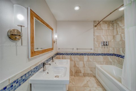 House in Cape Coral, Florida 3 bedrooms, 132.11 sq.m. № 2186260 - photo 17