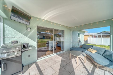 House in Cape Coral, Florida 3 bedrooms, 132.11 sq.m. № 2186260 - photo 27