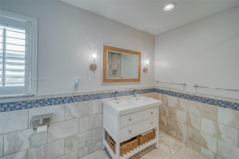 House in Cape Coral, Florida 3 bedrooms, 132.11 sq.m. № 2186260 - photo 15