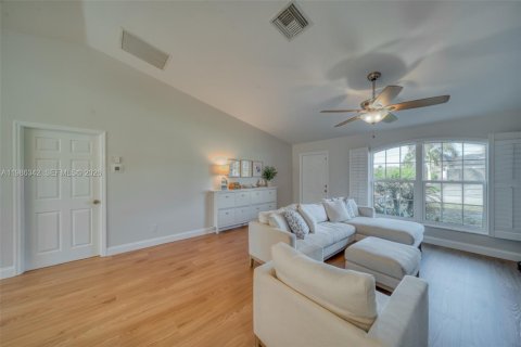 House in Cape Coral, Florida 3 bedrooms, 132.11 sq.m. № 2186260 - photo 3