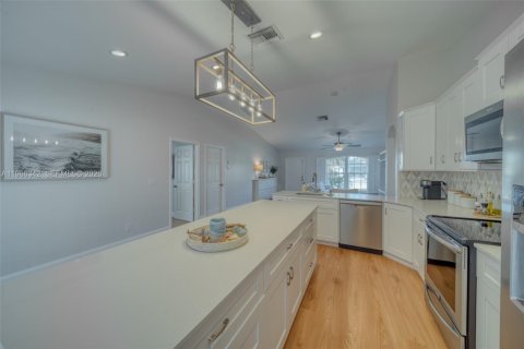 House in Cape Coral, Florida 3 bedrooms, 132.11 sq.m. № 2186260 - photo 7