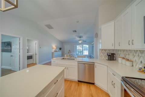 House in Cape Coral, Florida 3 bedrooms, 132.11 sq.m. № 2186260 - photo 8