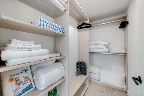 Copropriété à louer à Miami, Floride: 1 chambre, 60.39 m2 № 2153443 - photo 14