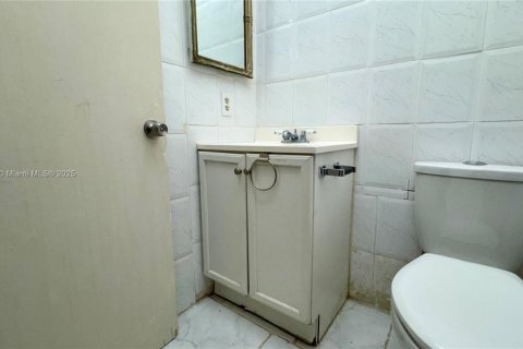 Снять в аренду кондоминиум в Лодердейл-Лейкс, Флорида 1 спальня, 61.5м2, № 1949848 - фото 18