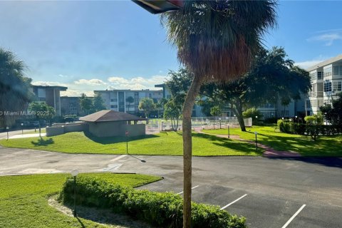 Снять в аренду кондоминиум в Лодердейл-Лейкс, Флорида 1 спальня, 61.5м2, № 1949848 - фото 12