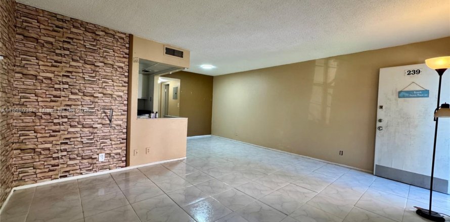 Кондоминиум с 1 спальней в Лодердейл-Лейкс, Флорида № 1949848