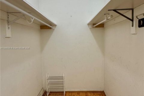 Снять в аренду кондоминиум в Лодердейл-Лейкс, Флорида 1 спальня, 61.5м2, № 1949848 - фото 14