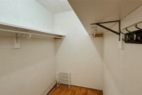 Снять в аренду кондоминиум в Лодердейл-Лейкс, Флорида 1 спальня, 61.5м2, № 1949848 - фото 17