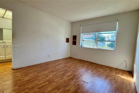 Снять в аренду кондоминиум в Лодердейл-Лейкс, Флорида 1 спальня, 61.5м2, № 1949848 - фото 8