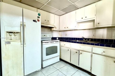 Снять в аренду кондоминиум в Лодердейл-Лейкс, Флорида 1 спальня, 61.5м2, № 1949848 - фото 9